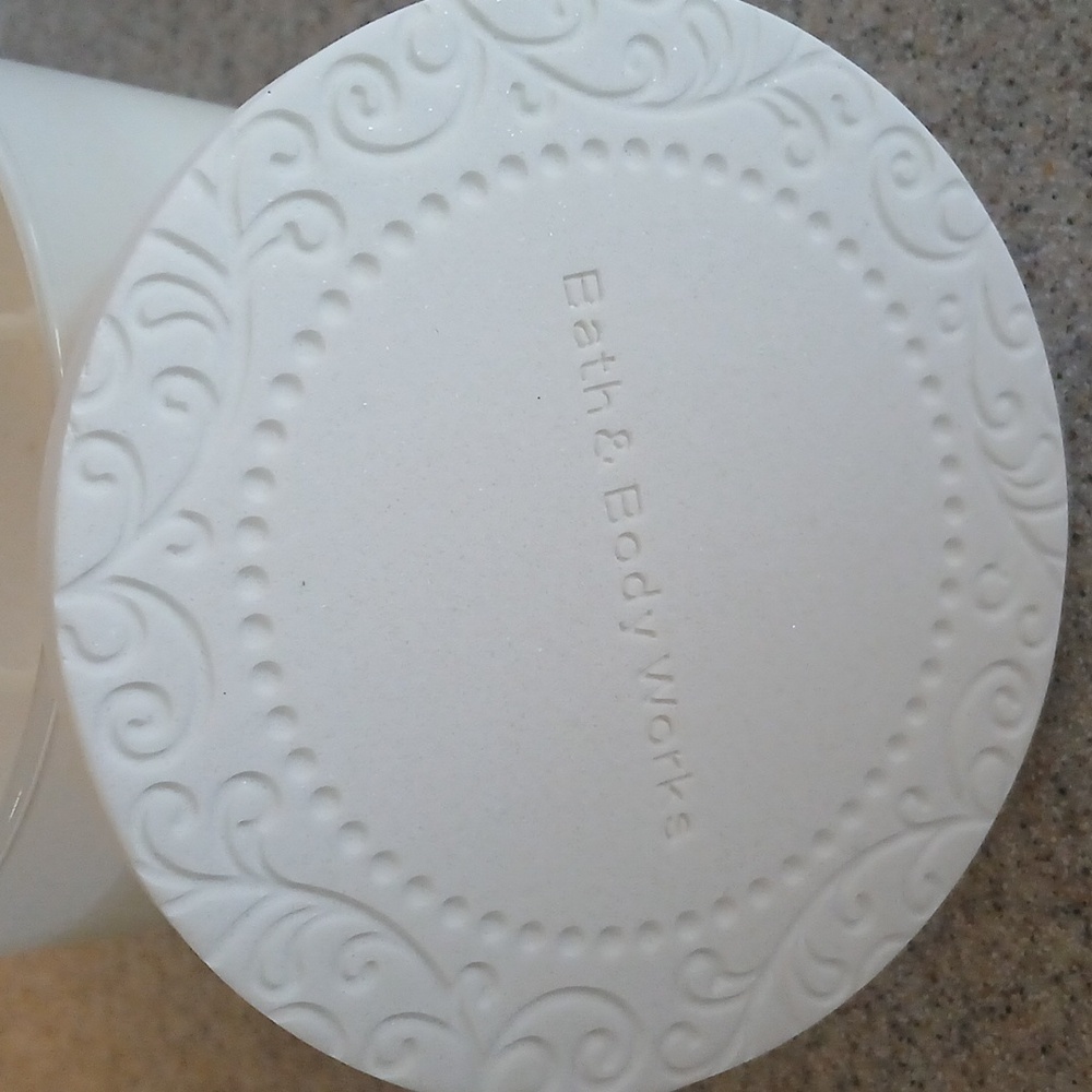 Bath & Body Works Easter Candy Basket Candle - Picture 5 of 6